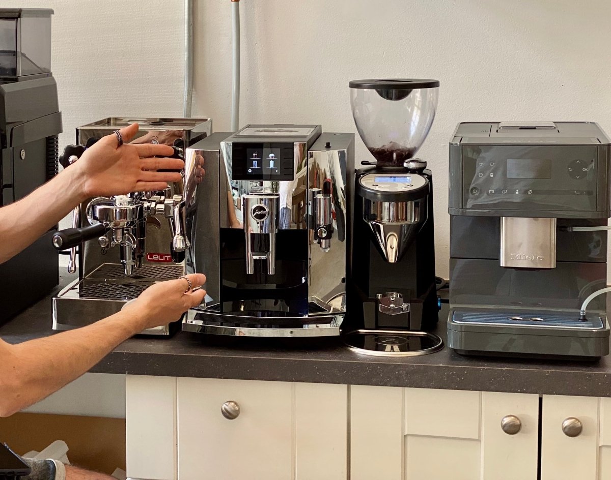 Automatic vs Manual coffee machines - Café Liégeois Canada Inc.