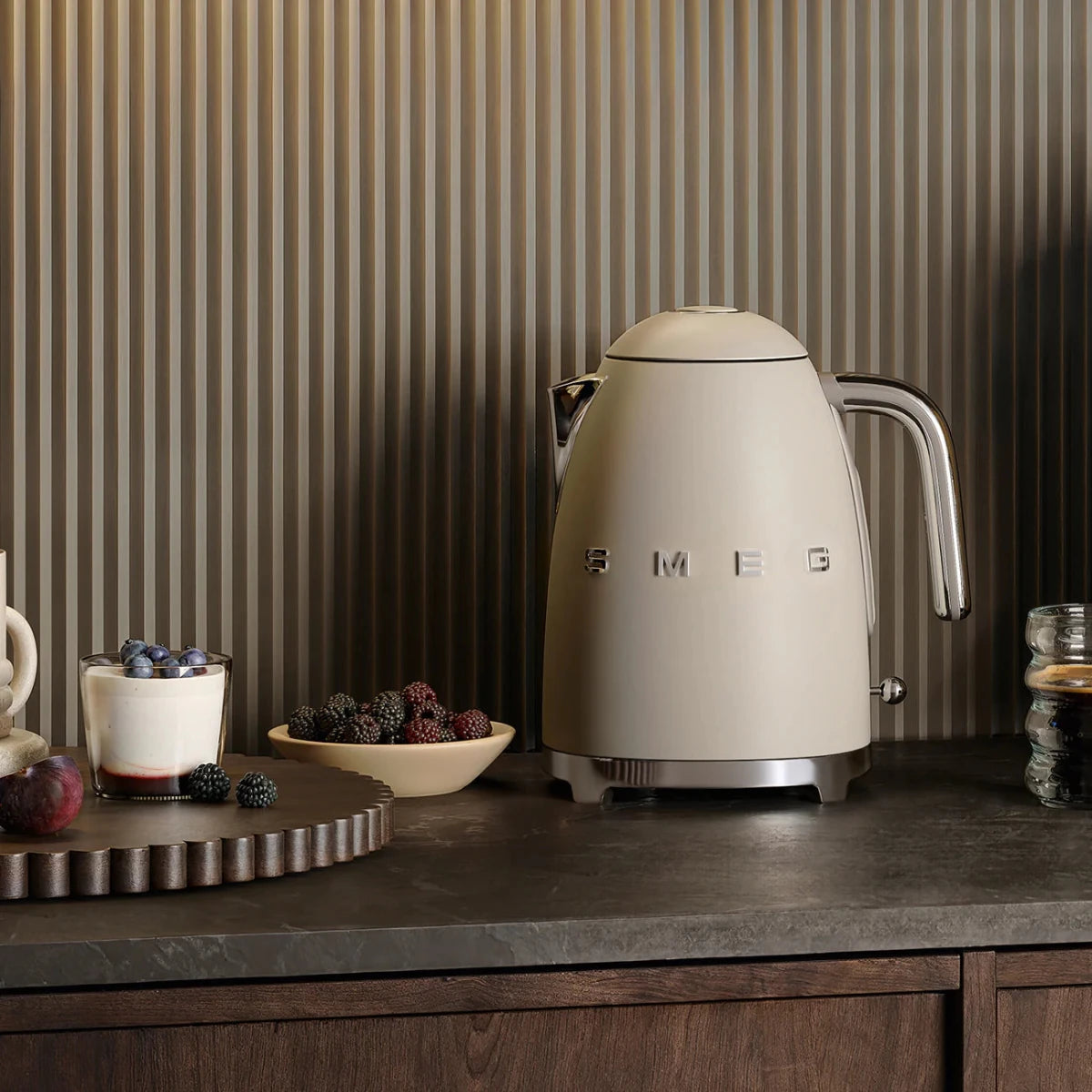 SMEG 50’s Style 1.7 L Electric Kettle - Café Liégeois Canada Inc.